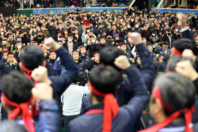 8일 오전 서울 송파구 잠실학생체육관에서 전국금융산업노조 KB국민은행 지부 조합원들이 총파업 선포를 하고 있다. 연합뉴스 #국민은행 파업