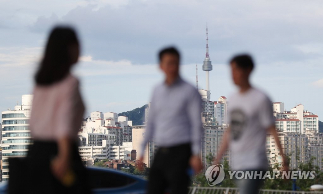 서울 여의도의 한 거리에서 직장인들이 퇴근을 하고 있다. 연합뉴스