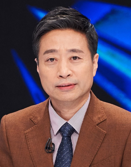 문재인 대통령이 오는 8일께 청와대 비서실장과 주요 수석에 대한 인사를 단행할 것으로 알려졌다. 국민소통수석에 윤도한 전 MBC 논설위원이 급부상한 것으로 전해졌다. 연합뉴스