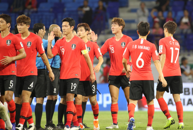 파울루 벤투 감독이 이끄는 한국 축구 국가대표팀이 7일 오후(현지시간) 아랍에미리트 두바이 알 막툼 스타디움에서 열린 2019 AFC 아시안컵 UAE 조별 라운드 C조 필리핀과의 경기에서 황의조가 경기가 끝난뒤 심판들과 인사하고 있다. 연합뉴스