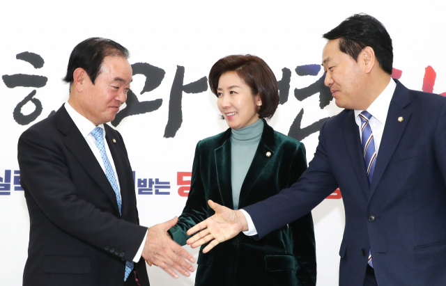 민주평화당 장병완(왼쪽부터), 자유한국당 나경원, 바른미래당 김관영 원내대표가 8일 오전 국회에서 신재민 전 기획재정부 사무관의 폭로 등과 관련한 합의문을 협의하기 위해 회동하고 있다. 연합뉴스