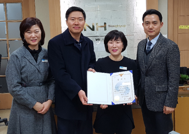 대구 강북경찰서는 8일 칠곡농협 운암지점 권희정(오른쪽 두 번째) 과장에게 보이스피싱 피해를 예방한 공로로 감사장을 수여했다.