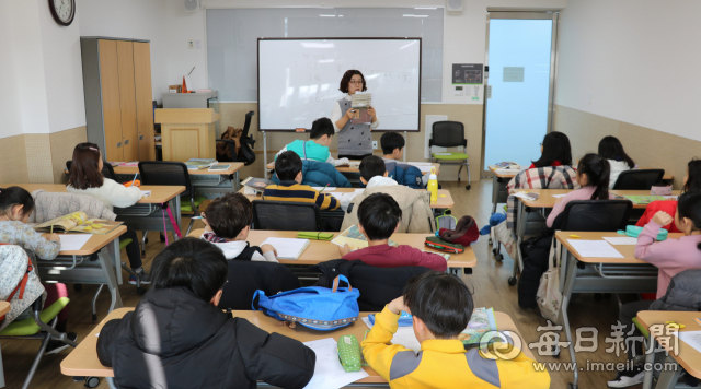 영주선비도서관 2019년 겨울방학특강에 참여한 학생들이 전문가 특강을 받고 있다. 선비도서관 제공