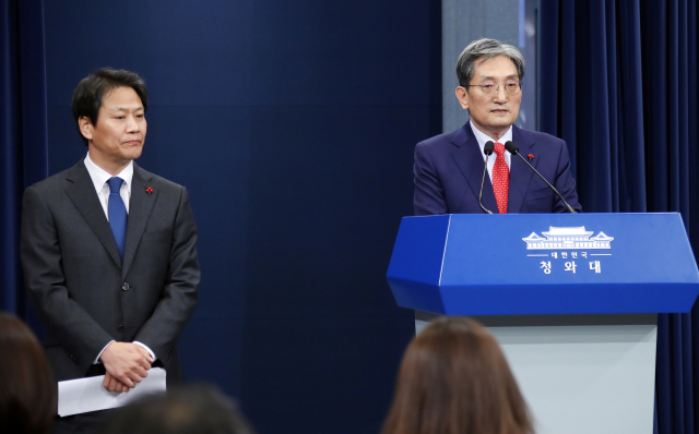 노영민 신임 비서실장이 8일 오후 청와대 춘추관 대브리핑룸에서 소감을 밝히고 있다. 왼쪽은 임종석 전 비서실장. 연합뉴스