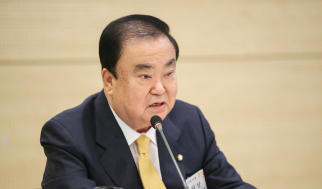 문희상 국회의장이 8일 오전 서울시 중구 순화동 월드 컬쳐 오픈 코리아에서 열린 한국신문방송편집인 토론회에서 인사말을 하고 있다. 연합뉴스