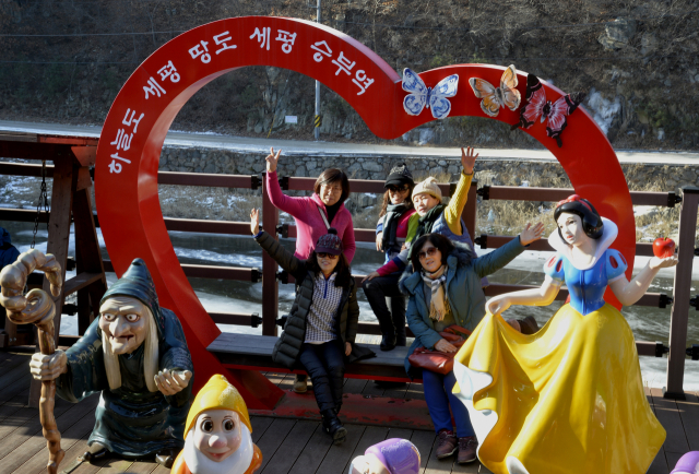 철암탄광역사촌에는 이전 광부들이 신었던 작업용 신발과 작업복등이 전시돼 있다.이채근 기자 mincho@imaeil.com