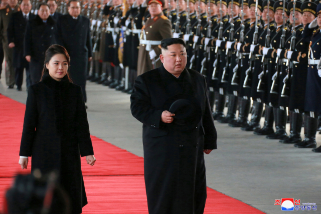 북한 김정은 국무위원장과 부인 리설주 여사가 7일 중국 방문을 위해 평양을 출발하기 전 의장대를 사열하는 모습으로 조선중앙통신이 제공한 사진이다. 북한 매체들은 김 국무위원장 부부가 시진핑 중국 국가주석의 초청으로 이날부터 10일까지 나흘간 중국을 방문한다고 8일 보도했다. 연합뉴스
