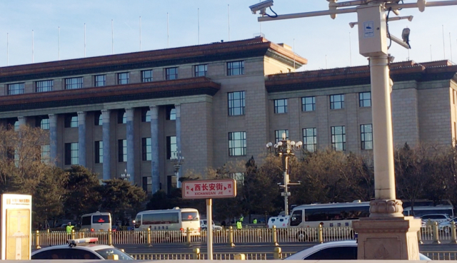 김정은 북한 국무위원장이 지난 7일부터 4차 방중에 나선 가운데 8일 김 위원장과 시진핑 중국 국가주석이 회동한 중국 인민대회당으로 북한 방문단 차량이 줄을 지어 들어가고 있다. 연합뉴스