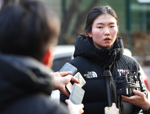 쇼트트랙 국가대표 심석희가 오후 경기도 수원시 영통구 수원지방법원에서 열린 조재범 전 국가대표팀 코치의 항소심 2차 공판에 출석해 폭행 피해 사실 진술을 마치고 법원을 나와 취재진 질문에 답하고 있다. 조 전 코치는 쇼트트랙 국가대표 선수들을 상습 폭행한 혐의로 법원으로부터 징역 10월의 실형을 선고받았다. 연합뉴스