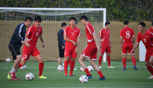 2019 아시아축구연맹(AFC) 아시안컵에 출전 중인 북한 축구대표팀 김영준 감독이 5일 오후(현지시간) 아랍에미리트 두바이SSAD 알 맘자르 훈련장에서 선수들을 지도하고 있다. 연합뉴스