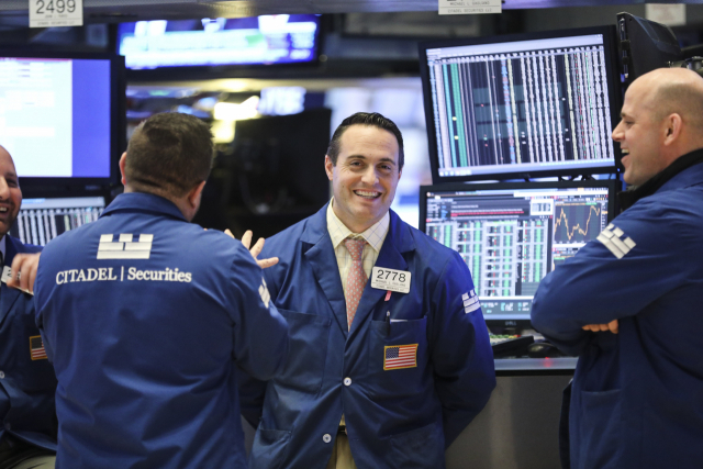 미국 주가가 급등한 4일(현지시간) 뉴욕증권거래소(NYSE) 입회장에서 거래원들이 여유있게 대화를 나누고 있다. 이날 뉴욕 증시는 12월 일자리 증가, 기준금리 속도 조절 가능성을 시시한 연방준비제도 의장의 언급 등에 힘입어, 애플의 실적 전망치 하향에 따른 전날의 급락세를 훌쩍 뛰어넘었다. 다우지수는 746.94포인트, 3.29%나 뛴 23,433.16에 장을 마감했다. 연합뉴스