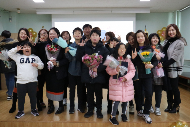 지난 8일 대구영화학교 졸업생들이 졸업식 후 기념촬영을 하고 있다. 대구시교육청 제공