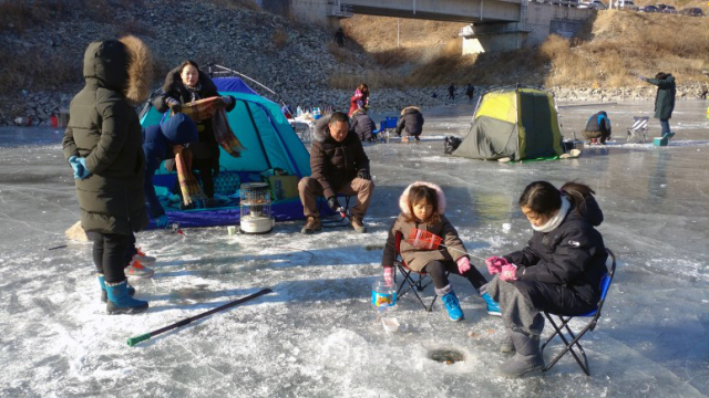 의성빙어축제에 앞서 행사장을 찾은 가족들이 빙어낚시를 즐기고 있다. 의성빙어축제추진위 제공