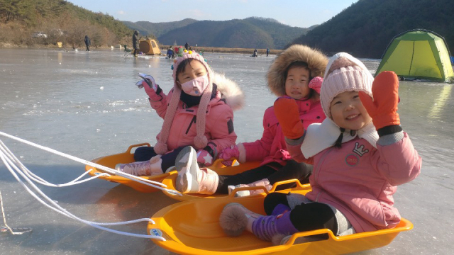 의성빙어축제장에는 부모가 자녀들을 태워줄 수 있는 안전썰매와 스케이트 날이 달린 옛 얼음 썰매까지 마련돼 있는 등 다양한 즐길거리를 제공한다. 의성빙어축제추진위 제공