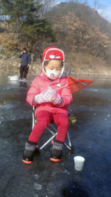 한 어린아이가 의성빙어축제장에서 혼자 빙어낚시를 즐기고 있다. 의성빙어축제추진위 제공