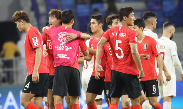 파울루 벤투 감독이 이끄는 한국 축구 국가대표팀 황의조가 7일 오후(현지시간) 아랍에미리트 두바이 알 막툼 스타디움에서 열린 2019 AFC 아시안컵 UAE 조별 라운드 C조 필리핀과의 경기가 끝난 뒤 축하받고 있다. 연합뉴스