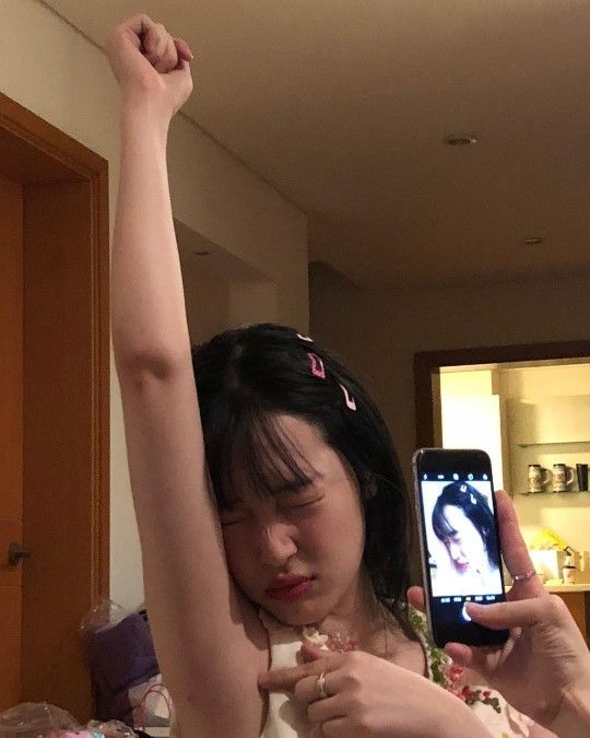 SNS에 올린 홈파티 사진으로 연초부터 구설수에 오르고 있는 설리. 설리 인스타그램
