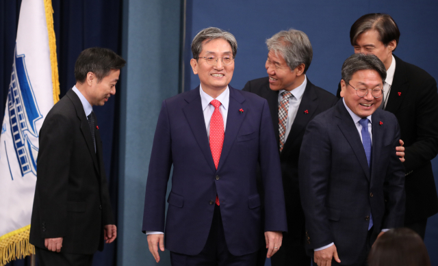신임 대통령 비서실장에 임명된 노영민 주 중국대사(가운데)와 정무수석에 임명된 강기정 전 의원(오른쪽 앞), 국민소통수석에 임명된 윤도한 전 MBC 논설위원이 8일 오후 청와대 춘추관 대브리핑룸에서 열린 기자회견에서 김수현 정책실장(오른쪽 세 번째), 조국 민정수석의 환영을 인사를 받고 있다. 연합뉴스