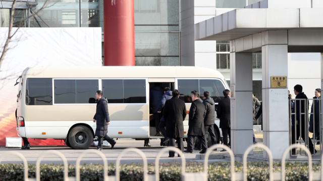 김정은 북한 국무위원장의 중국 방문 사흘째인 9일 김 위원장과 북측 수행단이 베이징 동남쪽 베이징경제기술개발구 내 중국 유명 제약회사인 동인당(同仁堂)을 방문했다. 사진은 동인당 참관을 마치고 이동하는 북중 관계자들의 모습. 연합뉴스