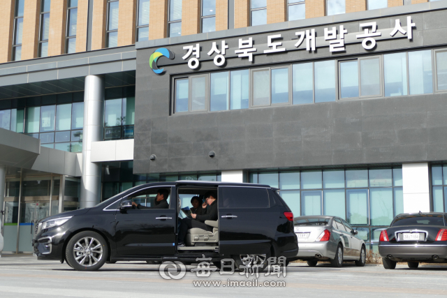 경상북도개발공사는 소통 증대와 예산 절감, 권위의식 탈피를 위해 사장 관용차량을 체어맨 대형 승용차량에서 카니발 승합차량으로 변경하고 전 직원이 사용할 수 있도록 했다. 김영진 기자
