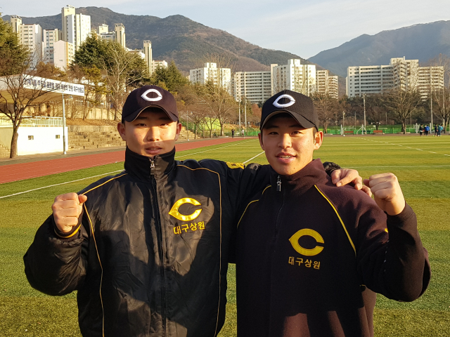 명문 상원고의 화려한 부활을 꿈꾸는 송경호(왼쪽)와 최민규. 이들은 상원고의 중심타선을 책임지고 있다. 김병훈 기자