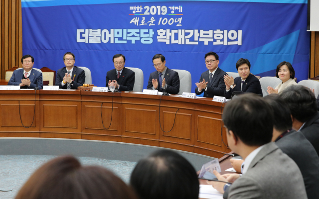 더불어민주당 이해찬 대표와 최고위원들이 9일 오전 국회에서 열린 확대간부회의에서 참석자 인사말을 들으며 박수치고 있다. 연합뉴스