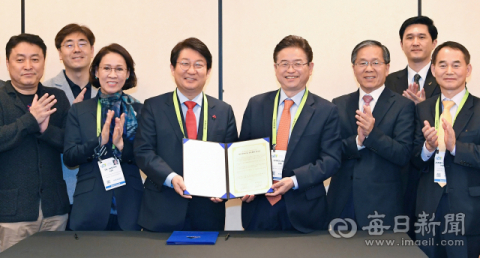 미국 국제전자제품박람회(CES)에서 권영진 대구시장, 이철우 경북도지사를 비롯한 대구경북 단체장과 관계자들이 상생 간담회를 연 가운데 앞으로 CES에 공동 참여하기로 하는 내용이 담긴 합의문을 들어 보이고 있다. 매일신문 DB.