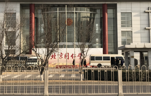 김정은 북한 국무위원장이 9일 오전(현지시간) 방문한 베이징 경제기술개발구 제약회사 동인당 공장. 연합뉴스