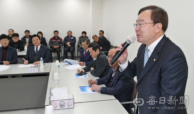 강효상 국회의원이 9일 대구 달성군 구지면 물산업클러스터에서 입주기업 대표들과 간담회를 가지며 인사말을 하고 있다. 성일권 기자 sungig@imaeil.com