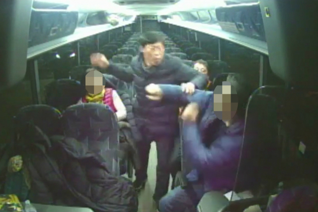 경북 예천군의회 의원이 외국 연수 중에 현지 가이드를 폭행한 사건이 커지고 있는 가운데 피해자인 가이드 A씨가 사건 당일인 지난달 23일 박종철 의원의 폭행 장면을 언론에 공개했다. 박 의원이 가이드를 폭행할 때 다른 동료 의원은 구경만 하고 아무도 말리지 않았다. 연합뉴스