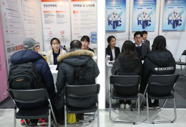 9일 오전 서울 서초구 aT센터에서 열린 2019년 공공기관 채용정보 박람회를 찾은 학생과 구직자들이 채용 관련 정보를 얻고 있다. 연합뉴스
