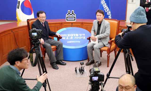 더불어민주당 이해찬 대표가 8일 국회 당대표회의실에서 방송인 강성범 씨와 함께 유튜브 콘텐츠