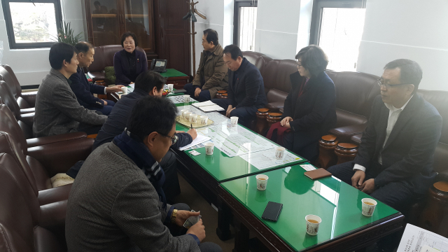 대구시의회 문화복지위원회는 10일 문화복지위원장 집무실에서 달구벌종합복지관장 등 장애인복지관 협회 관계자, 시 장애인복지과장 등과 대화의 시간을 갖고 의견을 수렴했다. 대구시의회 제공