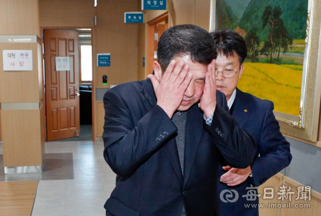10일 예천군의회 이형식 의장이 박종철 의원 제명을 안건으로 임시회를 개최할 것이라고 말한 뒤 곤혼스러운 표정으로 의회를 나서고 있다. 우태욱 기자 woo@imaeil.com