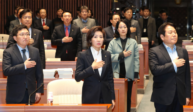 자유한국당 나경원 원내대표(가운데)가 10일 오후 국회에서 열린 의원총회에서 참석한 의원들과 국기에 경례하고 있다. 왼쪽은 김용태 사무총장, 오른쪽은 정양석 원내수석부대표. 연합뉴스