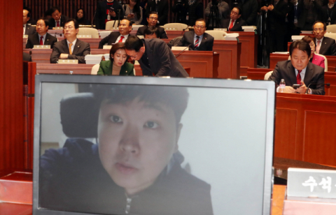 4일 오전 국회에서 열린 자유한국당 의원총회에서 신재민 전 기획재정부 사무관의 폭로 동영상이 공개되고 있다. 연합뉴스