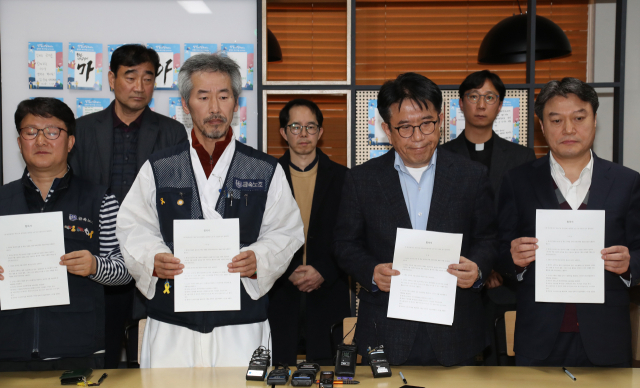 11일 오전 서울 양천구 사회적경제지원센터에서 차광호 금속노조 파인텍지회장(왼쪽 두 번째)과 김세권 파인텍 대표이사 내정자가 합의서를 작성한 후 포즈를 취하고 있다. 연합뉴스