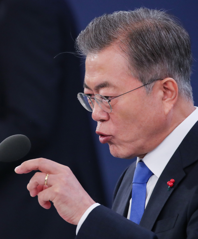 문재인 대통령이 10일 오전 청와대 영빈관에서 열린 2019년 신년 기자회견에서 김태우 행정관과 신재민 전 사무관 관련 질문에 답하고 있다. 연합뉴스