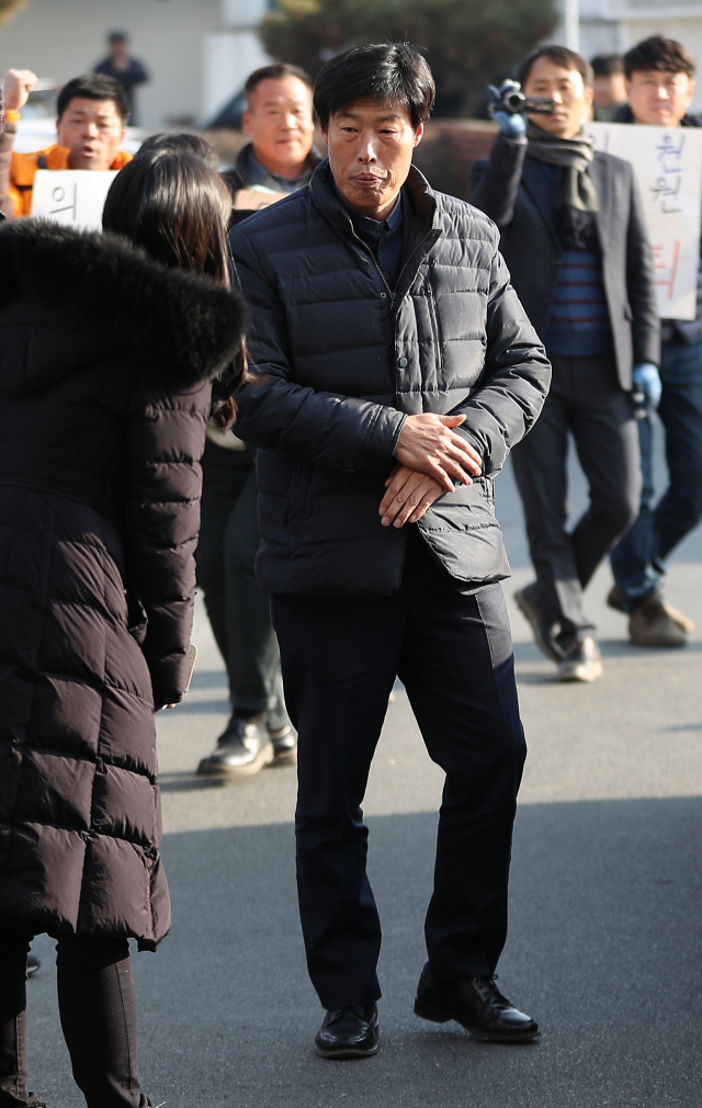 경북 예천군의회 박종철 의원이 11일 오후 경찰 조사를 받기 위해 예천경찰서로 출석하고 있다. 박 의원은 외국 연수 도중 가이드를 폭행해 고발당했다. 연합뉴스