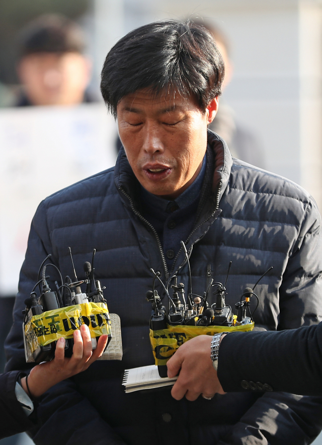 경북 예천군의회 박종철 의원이 11일 오후 경찰 조사를 받기 위해 예천경찰서로 출석하며 기자들의 질문을 받고 있다. 박 의원은 외국 연수 도중 가이드를 폭행해 고발당했다. 연합뉴스