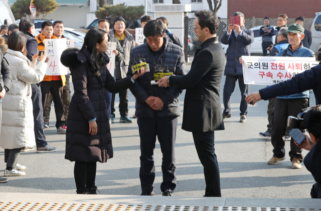경북 예천군의회 박종철 의원이 11일 오후 경찰 조사를 받기 위해 예천경찰서로 출석하며 기자들의 질문을 받고 있다. 박 의원은 외국 연수 도중 가이드를 폭행해 고발당했다. 연합뉴스