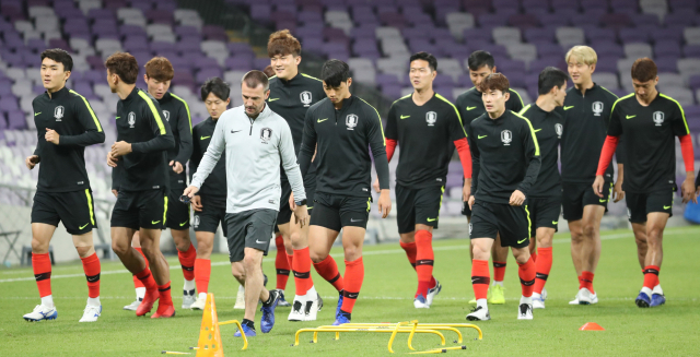 파울루 벤투 감독이 이끄는 축구 대표팀이 키르기스스탄과의 2019 AFC 아시안컵 UAE 조별 라운드 C조 2차전을 하루 앞둔 10일 오후(현지시간) 아랍에미리트 알아인 하자 빈 자예드 스타디움에서 몸을 풀고 있다. 연합뉴스