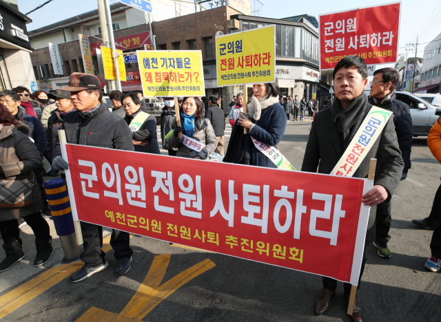 예천군의원 전원사퇴추진위원회 및 예천군 주민들이 11일 오전 경북 예천군 천보당 앞 네거리에서 가이드를 폭행한 박종철 의원 및 군의원 전원 사퇴를 요구하는 집회를 열고 있다. 김영진 기자 kyjmaeil@imaeil.com