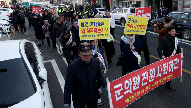 예천군의원 전원사퇴추진위원회 및 예천군 주민들이 11일 오전 경북 예천군 천보당 앞 네거리에서 가이드를 폭행한 박종철 의원 및 군의원 전원 사퇴를 요구하는 집회를 열고 있다. 김영진 기자 kyjmaeil@imaeil.com