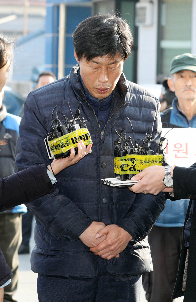 해외연수 중 가이드를 폭행한 혐의로 입건된 박종철 전 군의원이 지난 1월 11일 예천경찰서에서 취재진의 질문에 답하고 있다. 매일신문 DB