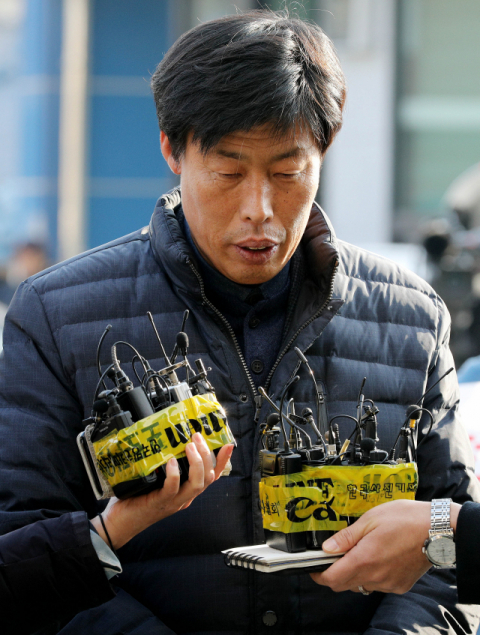 해외연수 중 가이드를 폭행해 상해혐의로 입건된 박종철 예천군의원이 11일 예천경찰서로 출석해 취재진의 질문에 답하고 있다. 김영진 기자 kyjmaeil@imaeil.com
