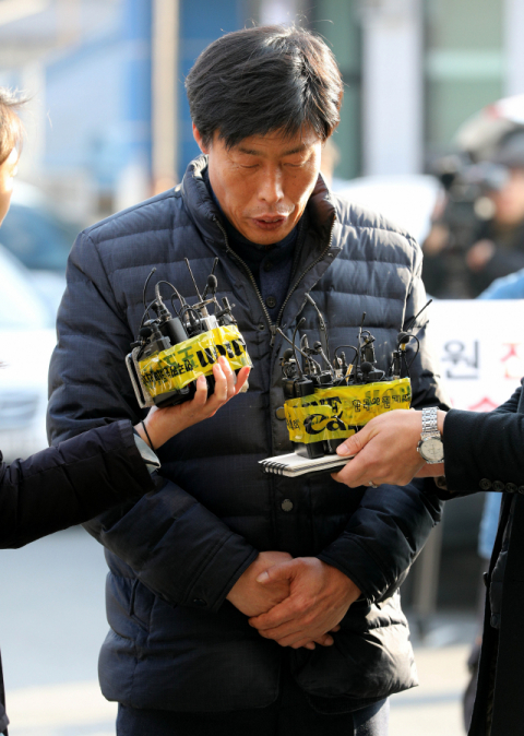해외연수 중 가이드를 폭행해 상해 혐의로 입건된 박종철 예천군의원이 예천경찰서에 출석해 취재진의 질문에 답하고 있다. 매일신문 DB.