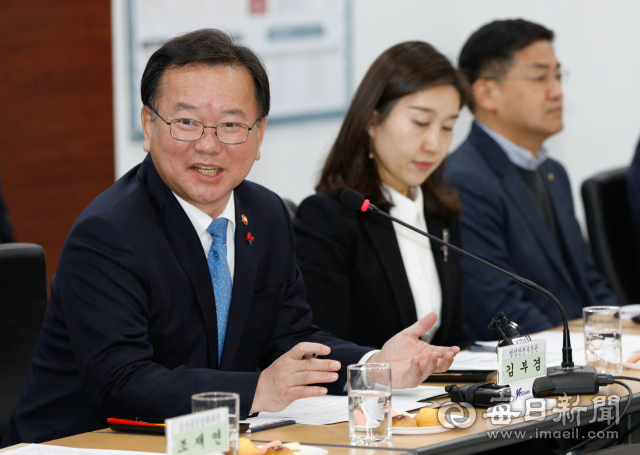 김부겸(왼쪽) 행정안전부 장관이 11일 구미시 한국산업단지공단 대구경북지역본부를 찾아 기업인 및 소상공인 대표와 함께 지역민생경제 간담회를 하고 있다. 우태욱 기자 woo@imaeil.com