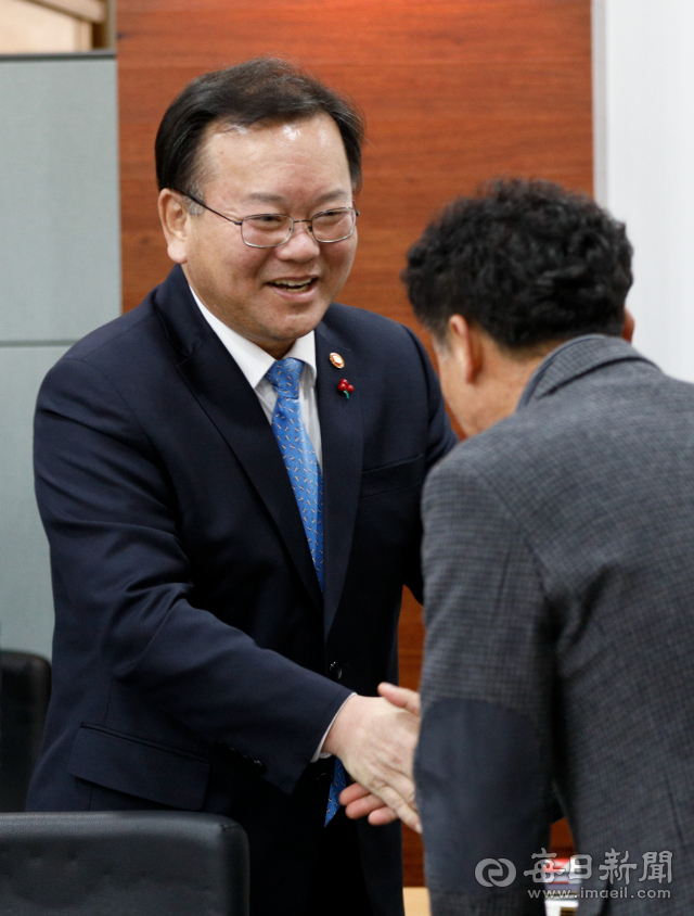 청와대가 설 연휴 이후 개각을 단행할 예정이다. 사진은 개각을 통해 다시 당으로 복귀할 것으로 보이는 김부겸 행정안전부 장관. 우태욱 기자 woo@imaeil.com