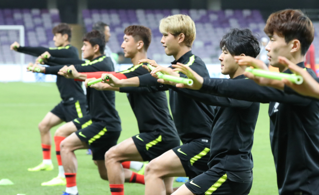 파울루 벤투 감독이 이끄는 축구 대표팀이 이승우가 키르기스스탄과의 2019 AFC 아시안컵 UAE 조별 라운드 C조 2차전을 하루 앞둔 10일 오후(현지시간) 아랍에미리트 알아인 하자 빈 자예드 스타디움에서 몸을 풀고 있다. 연합뉴스